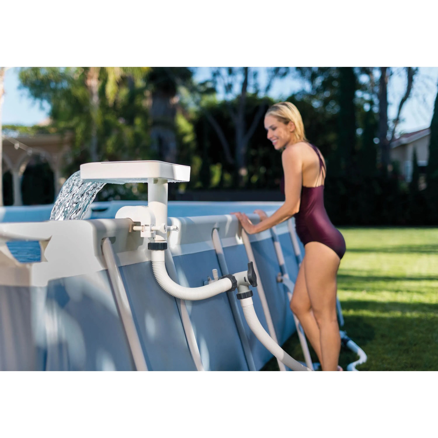 Intex LED Wasserfall Cascadee am Pool montiert, mit Frau im Badeanzug.