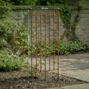 DELUKE Rankgitter FREYA 50x100cm, antik-braunes Metall mit Jugendstil-Spitzen, als Rankhilfe für Kletterpflanzen im Garten.