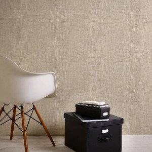 Sandfarbene Bricoflor Papiertapete in Leinenoptik mit Stuhl und Deko.