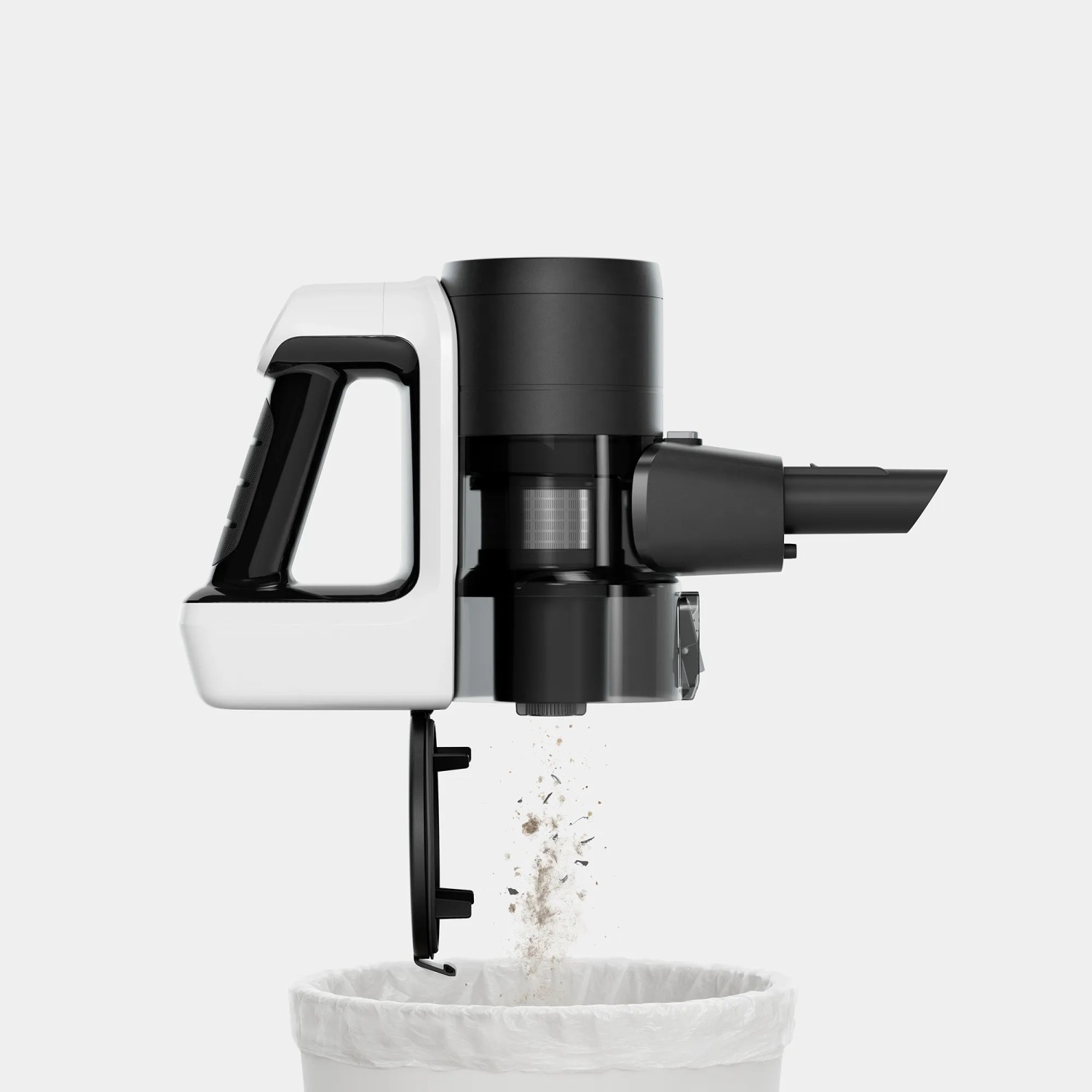 Kärcher Akku-Staubsauger VCS 3 Nano Complete Weiß beim Entleeren des Staubbehälters in einen Müllbeutel.