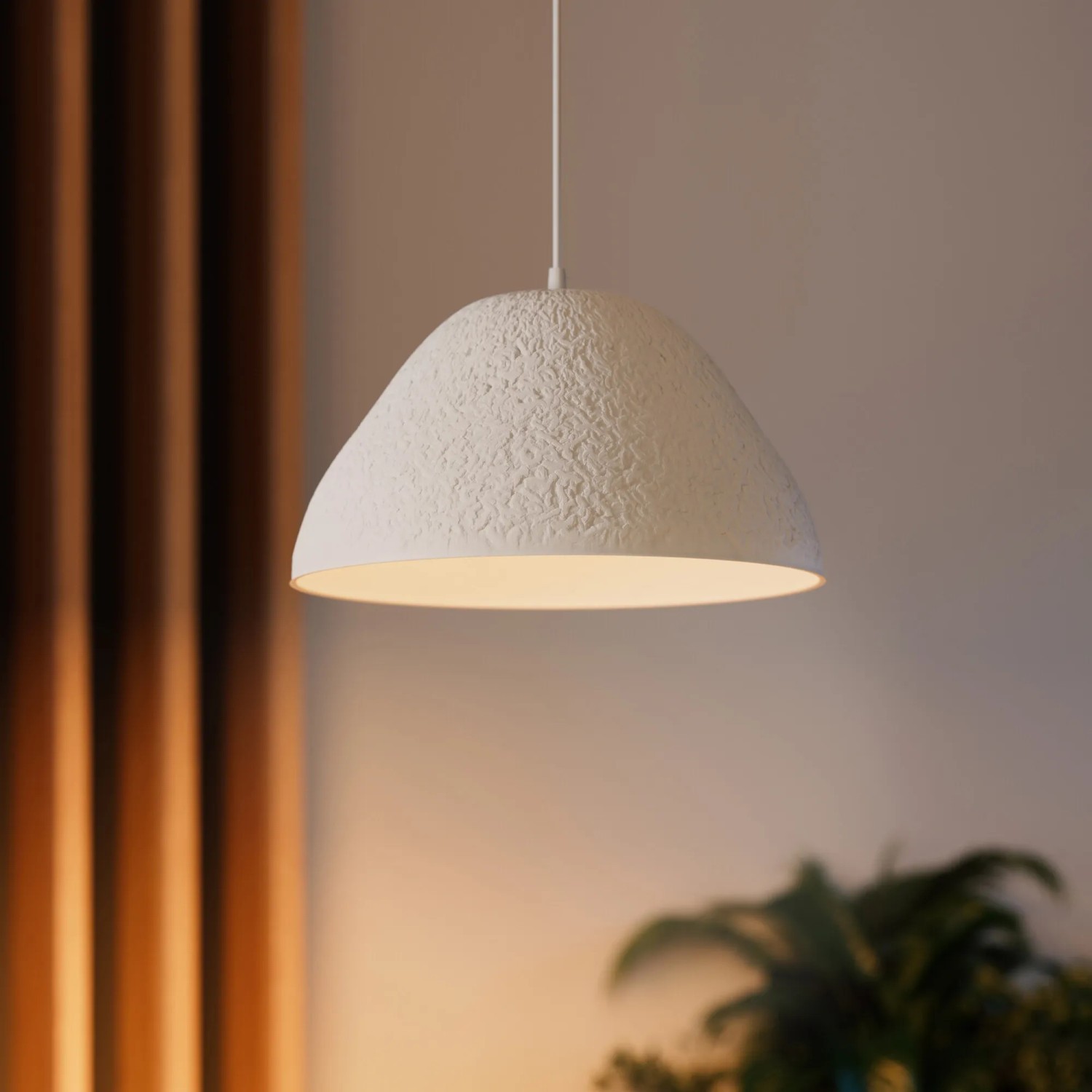 Weiße Ledvance Pendelleuchte Decor Camel Bell, 169 cm hoch, Durchmesser 37,5 cm.