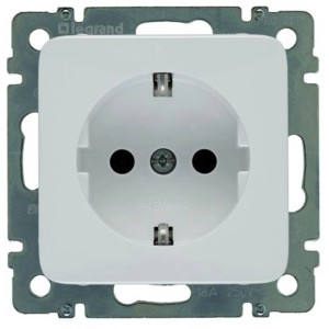 Legrand Steckdoseneinsatz Creo Ultraweiß, Detailansicht der weißen Steckdose mit Metallrahmen.