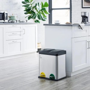 Silberner Edelstahl Mülleimer 30L mit 2 Fächern, gelb/grünen Treteimern in moderner Küche.