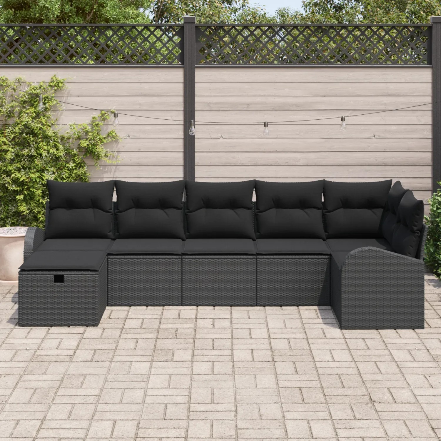 Schwarzes 7-teiliges vidaXL Garten-Sofa-Set aus Poly Rattan mit Kissen für den Außenbereich.