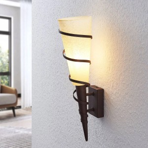 Rustikale Lindby Anouk Wandleuchte aus braunem Metall mit spiralförmiger Deko und Glas-Schirm. Ideal für Wohnzimmer.