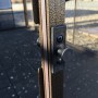 Detailaufnahme: Verschluss einer Schiebetür des Sojag Pavillon Castel Bronze.