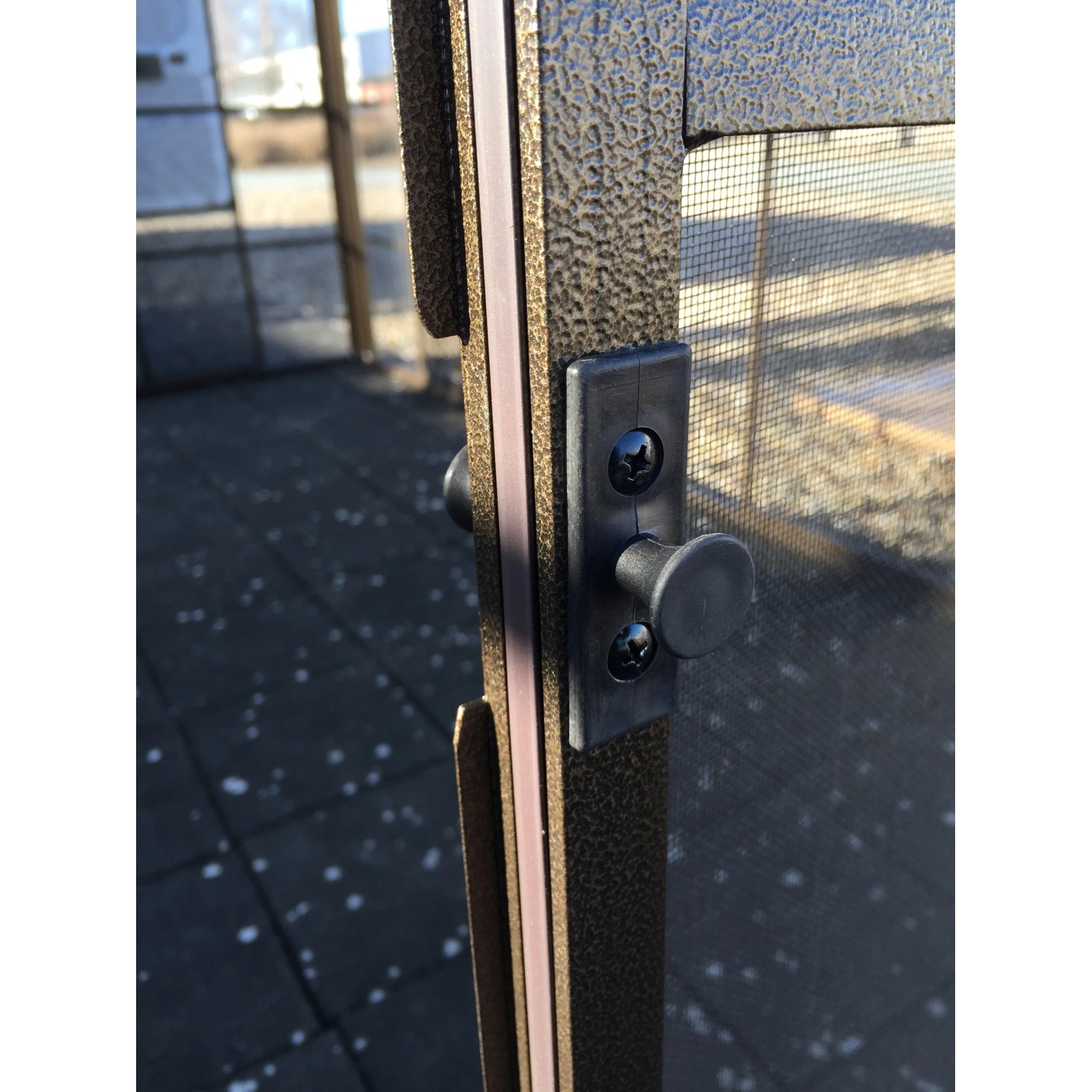 Detailaufnahme: Verschluss einer Schiebetür des Sojag Pavillon Castel Bronze.