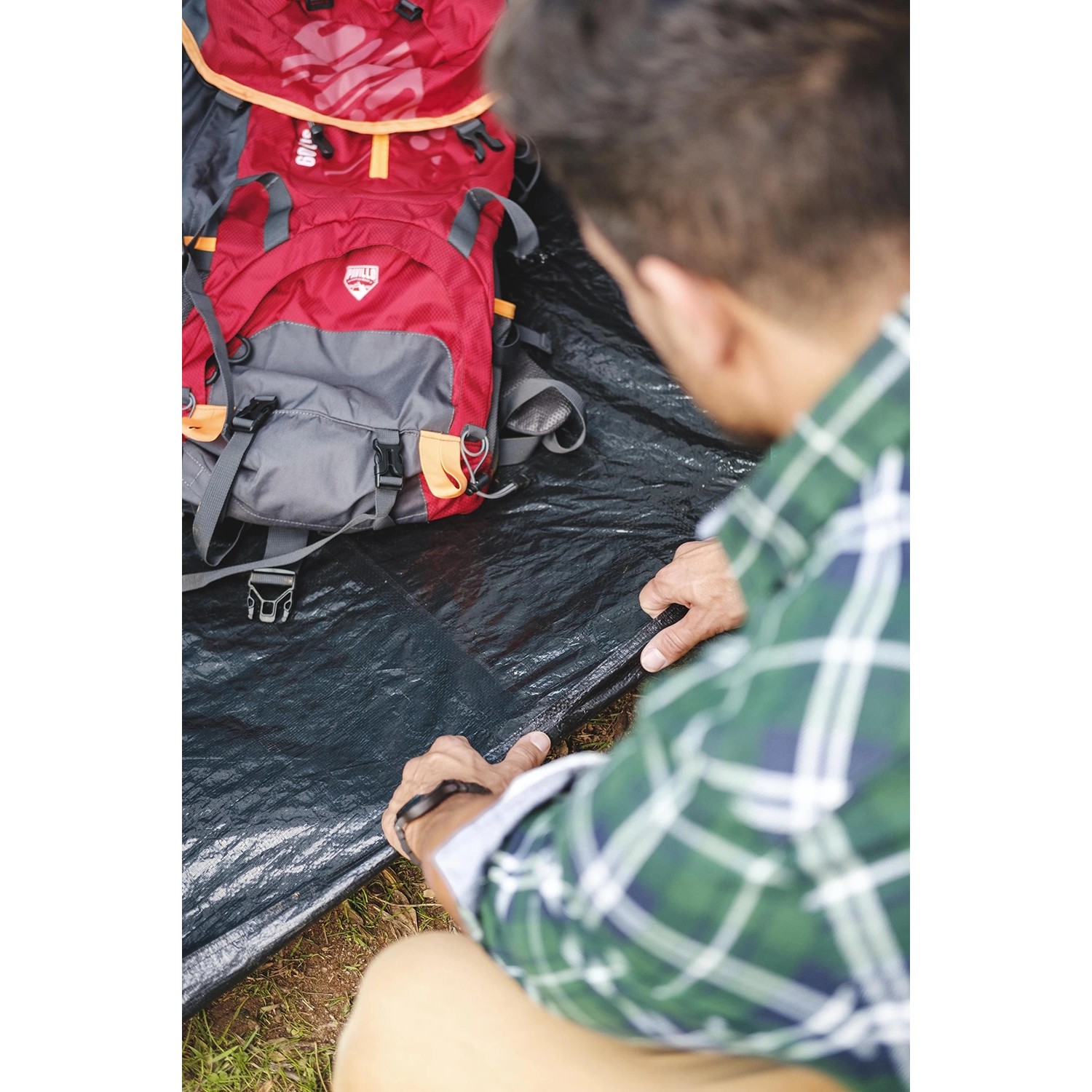 Pavillo Family Ground 6 Zelt im Aufbau mit Rucksäcken. Camping & Zubehör.