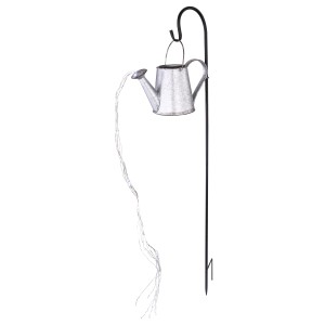 Silbergraue Globo LED Solarleuchte in Gießkannenform, hängt an einem Stab. Dekorative Gartenbeleuchtung.