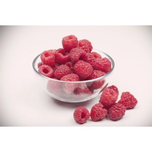 Frische, rote Himbeeren der Sorte Rubus Idaeus Aroma-Queen in einer Glasschale.