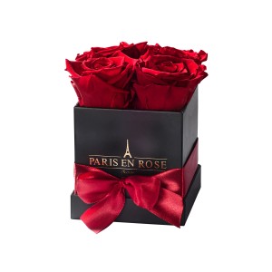 Eckige Rosenbox in Schwarz mit Schleife und 4 Bordeaux Rosen.