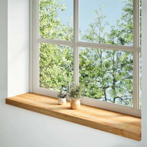 Helle Massivholz-Fensterbank aus Eiche mit natürlicher Maserung, unter einem Fenster mit Blick ins Grüne.