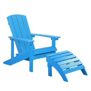 Blauer Beliani Gartenstuhl mit Hocker aus Kunstholz. Bequemer Outdoor Stuhl für Garten und Terrasse.