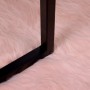 Detailaufnahme: Rosa vidaXL Kunstschaffell Teppich Tafalla mit schwarzem Tischbein.