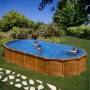 Ovaler Gre Pool Amazonia mit Holzoptik im Garten, Kinder baden im Stahlwand Pool.