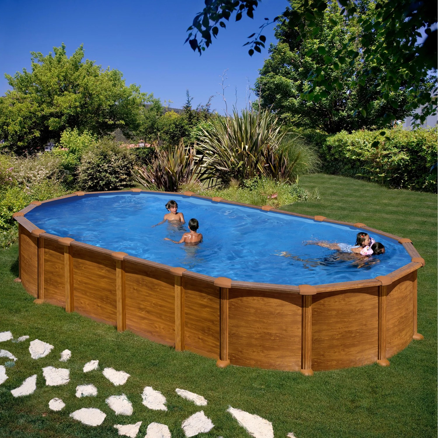 Ovaler Gre Pool Amazonia mit Holzoptik im Garten, Kinder baden im Stahlwand Pool.