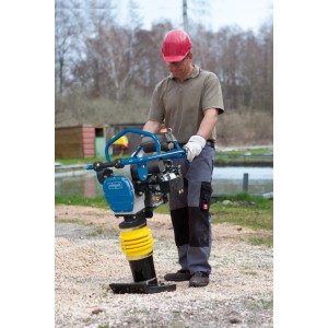 Scheppach Vibrationsstampfer VS 1000 im Einsatz beim Verdichten von Untergrund für Pflasterarbeiten.