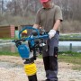 Scheppach Vibrationsstampfer VS 1000 im Einsatz beim Verdichten von Untergrund für Pflasterarbeiten.