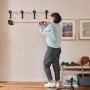 Frau misst mit Bosch Atino Linienlaser Wand für Anbringung von Haken aus.