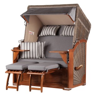 Komplettset: Grauer Strandkorb Schaalsee aus Mahagoni mit Fußstützen, Tischen und Kissen.