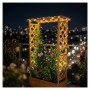 Heller Blumenkasten aus Tannenholz mit Rankgitter, Dach und Lichterkette auf Balkon bei Nacht. Für Kletterpflanzen.