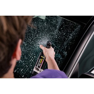 Anwendung des Kärcher Autoscheiben-Reinigungssets auf einer Autoscheibe.