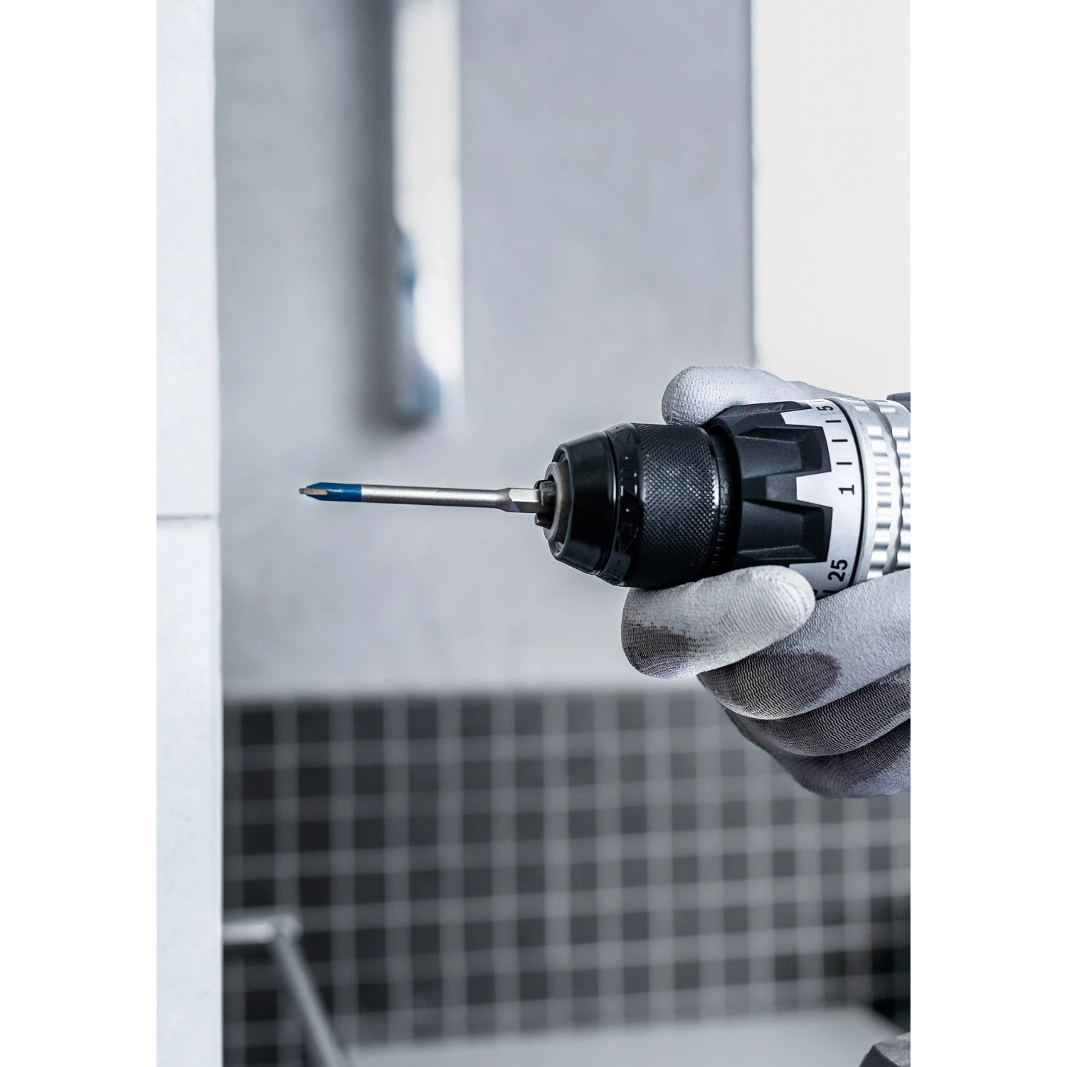 Bosch Expert Hard Keramikbohrer Hex-9, 3mm, im Einsatz mit Bohrmaschine.