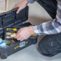 Geöffnete Stanley Kunststoffbox 16 Zoll mit Werkzeug und Kleinteilen. Ideal für Handwerker.