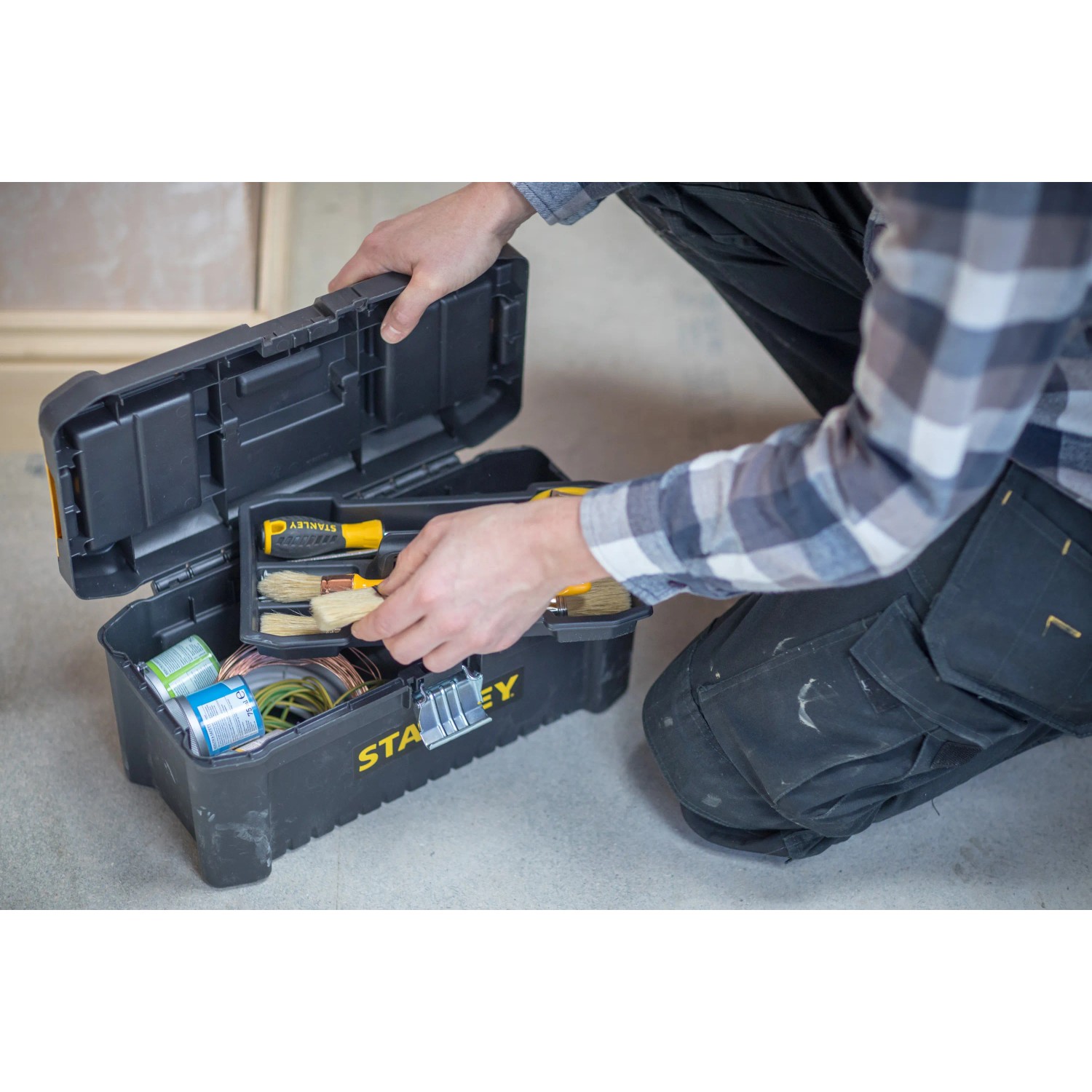 Geöffnete Stanley Kunststoffbox 16 Zoll mit Werkzeug und Kleinteilen. Ideal für Handwerker.