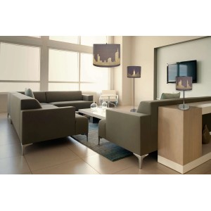 Graue Näve Tischleuchte Manhatten (Ø 28 cm) mit Skyline-Motiv im Wohnzimmer.