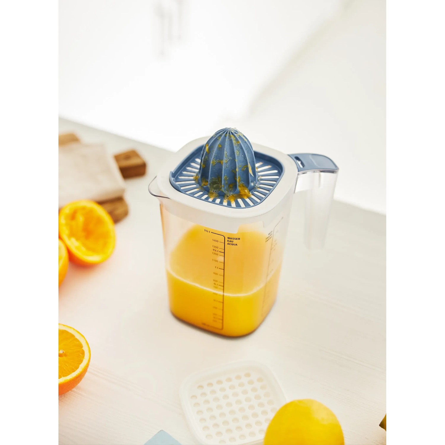 Rotho Messbecher Loft 1,5l mit Zitronenpresse und Orangensaft. Küchenhelfer zum Backen.