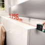 Bosch UniversalDistance 40 C Laser-Entfernungsmesser bei der Messung einer Küchenzeile.