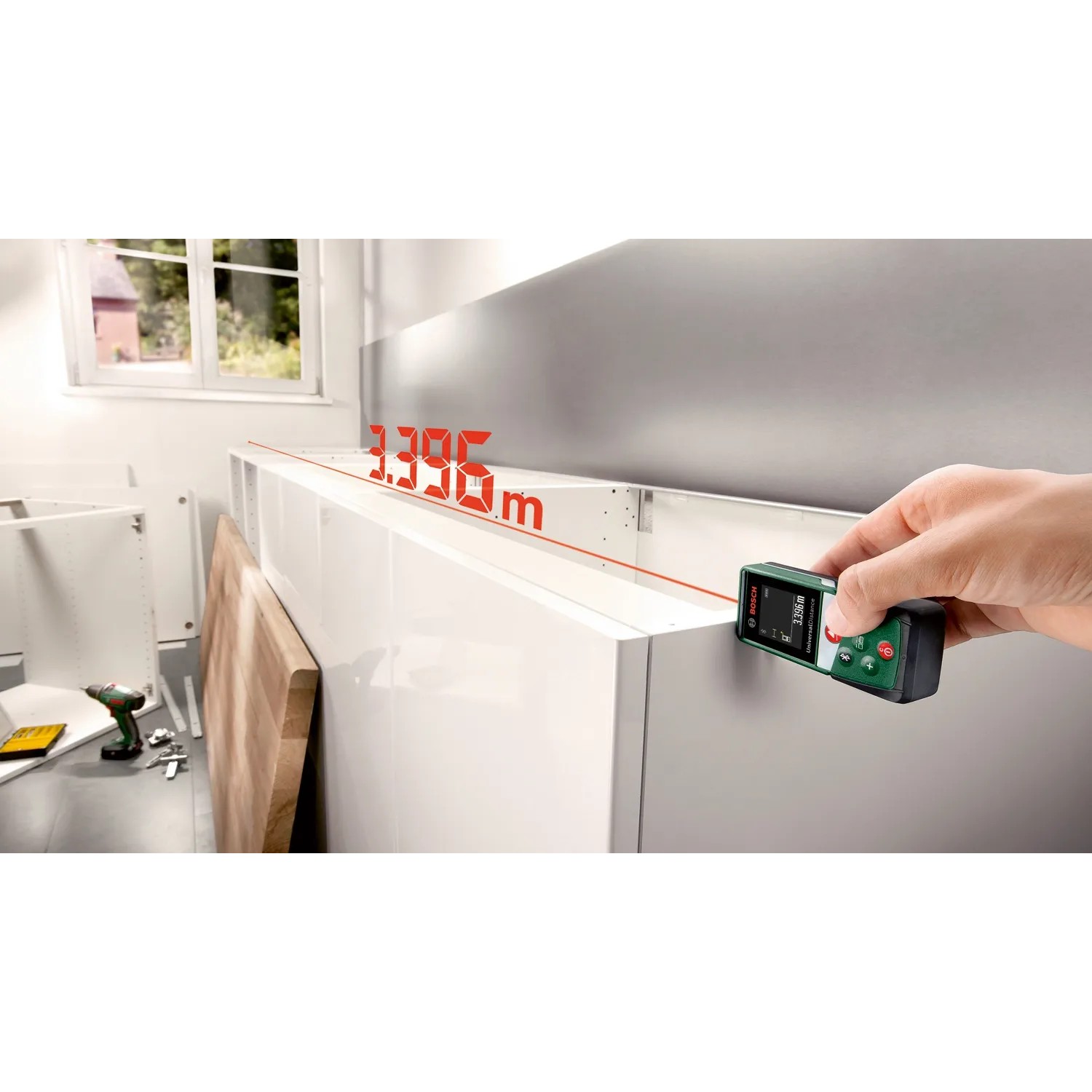 Bosch UniversalDistance 40 C Laser-Entfernungsmesser bei der Messung einer Küchenzeile.