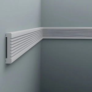 Weiße PROFHOME Friesleiste (200 cm) als Wandleiste/Zierleiste an einer grauen Wand.