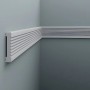 Weiße PROFHOME Friesleiste (200 cm) als Wandleiste/Zierleiste an einer grauen Wand.