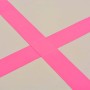Zwei breite, rosa Streifen kreuzen sich diagonal auf hellem Hintergrund. Farbe der Gymnastikmatte.