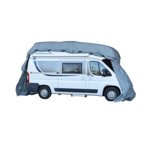 Graue GreenYard® Wohnmobil Schutzhülle XL (870x235x275cm) über einem weißen Wohnmobil.