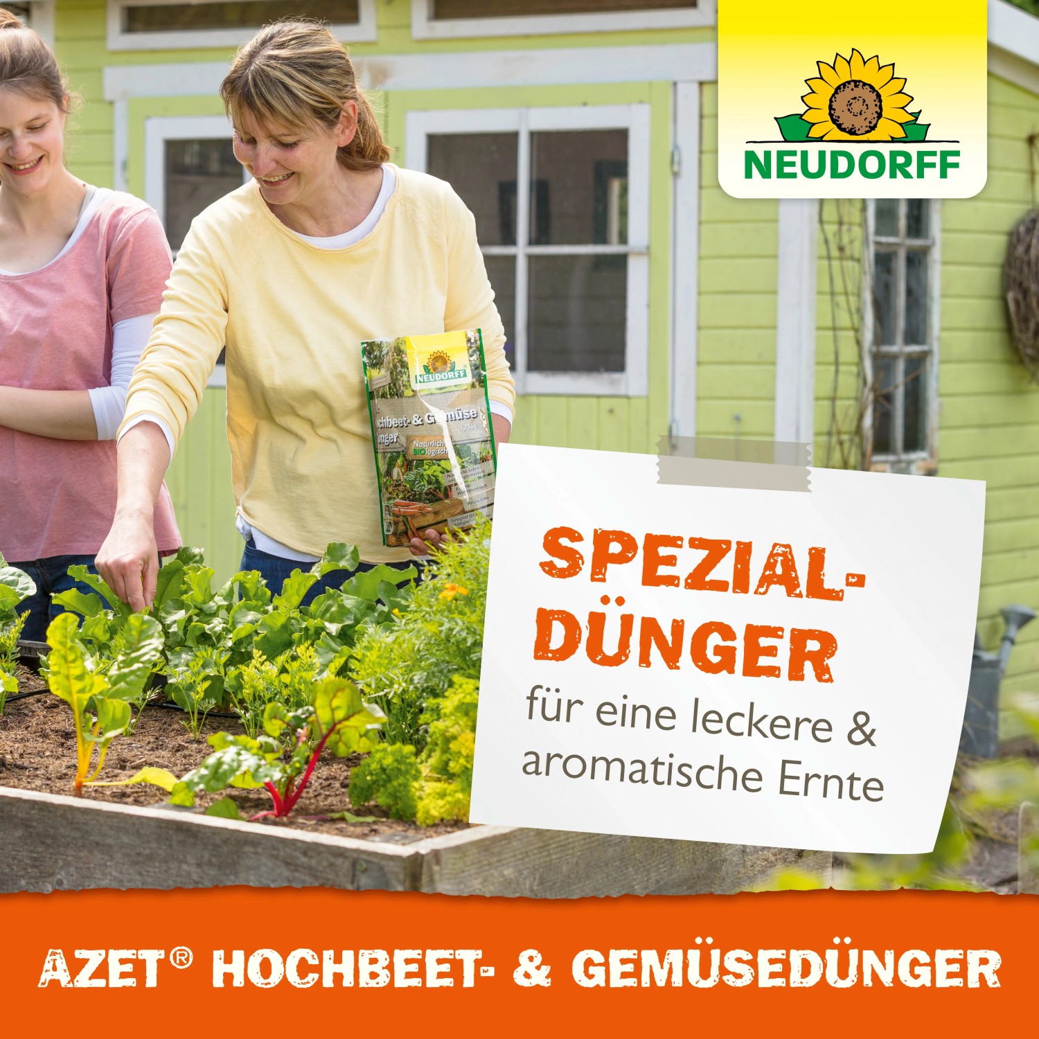 Frauen düngen Gemüse im Hochbeet mit Neudorff Azet Gemüsedünger für reiche Ernte.