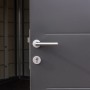 Detailaufnahme: Tür mit Griff des Gerätehauses Classico 3330 in Hellgrau.