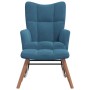 Blauer Samt Schaukelstuhl mit Hocker, gesteppt, Holzgestell. Gemütlicher Relaxsessel für Wohnzimmer.