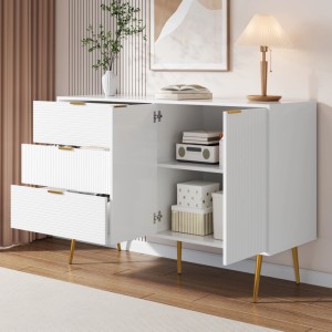 Modernes weißes Sideboard mit goldenen Beinen, drei geriffelten Schubladen und zwei Türen. Offen zeigt es Innenregale. Eleganter Wohnzimmerschrank.