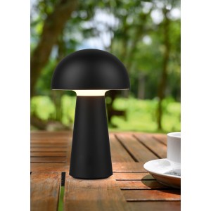 Schwarze Reality LED-Tischleuchte Lennon im Pilzdesign, Ø 13,6 cm, auf Holztisch im Garten.