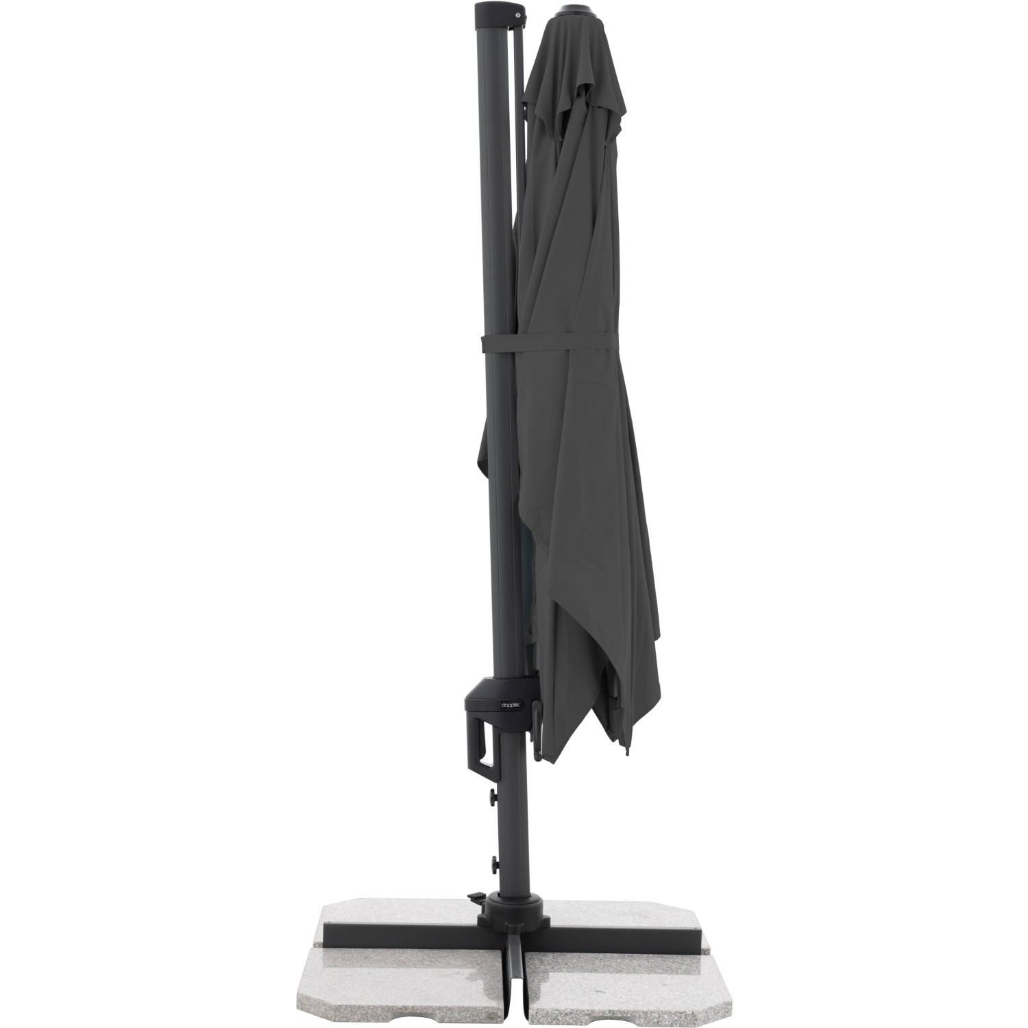 Zusammengeklappter, anthrazitfarbener Doppler Ampelschirm 310x210 cm mit Kurbelmechanik auf Schirmständer.