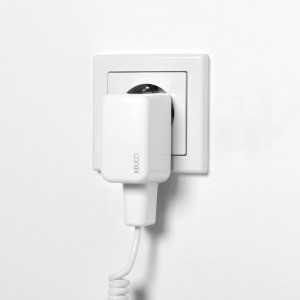 Detailaufnahme des Steckernetzteils für den Keuco iLook move Kosmetikspiegel, eingesteckt in eine weiße Steckdose.