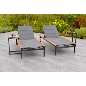 Merxx Paxos Liegenset, 4-teilig: 2 Sonnenliegen mit 2 Beistelltischen aus Aluminium, Textil und Akazie.
