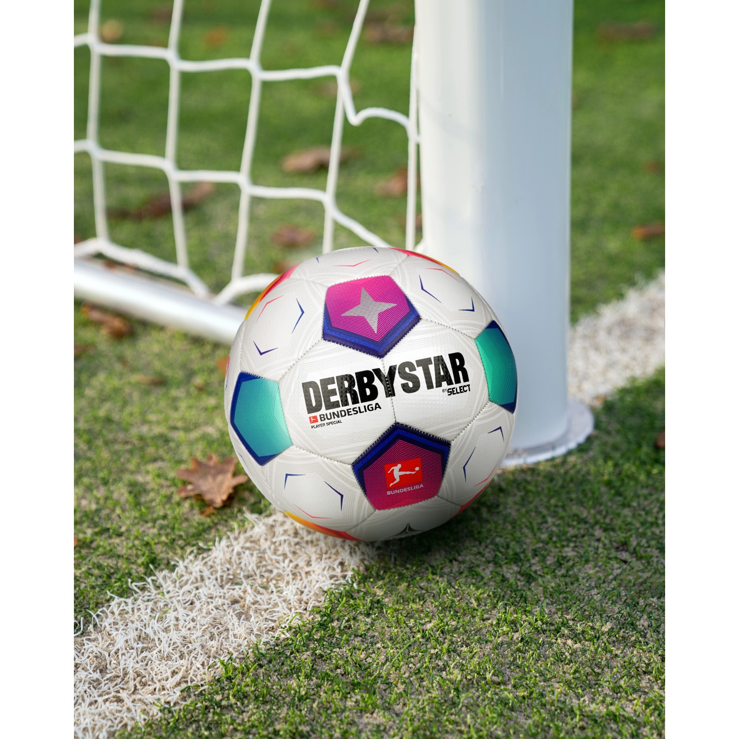 Derbystar Bundesliga Fußball Player Special Größe 5 vor Tornetz auf Rasen.