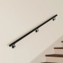 Schwarzer Edelstahl Handlauf 200 cm an heller Wand neben Holztreppe. Komplettset mit 3 Halterungen für sicheren Halt.