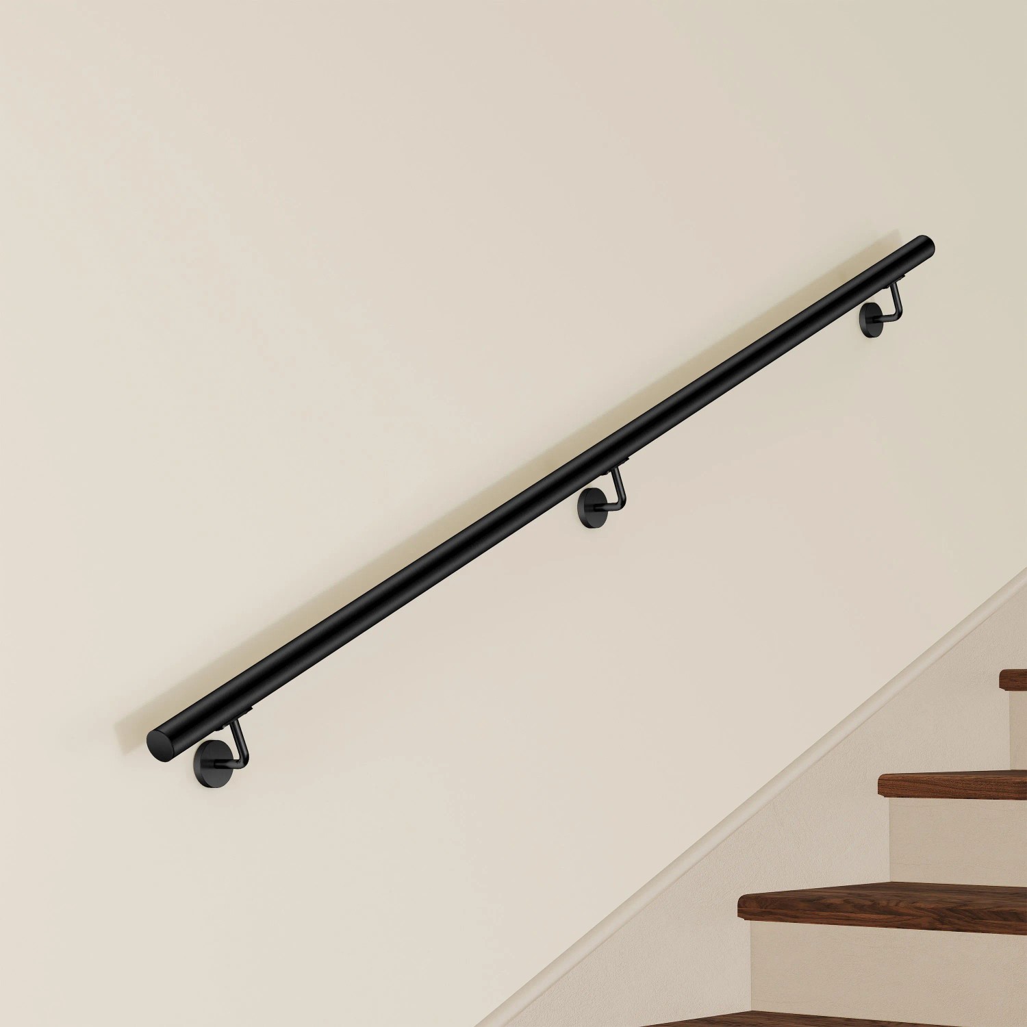 Schwarzer Edelstahl Handlauf 200 cm an heller Wand neben Holztreppe. Komplettset mit 3 Halterungen für sicheren Halt.