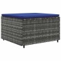 Grauer vidaXL Gartenhocker aus Polyrattan mit blauem Kissen als Teil eines Lounge-Sets.