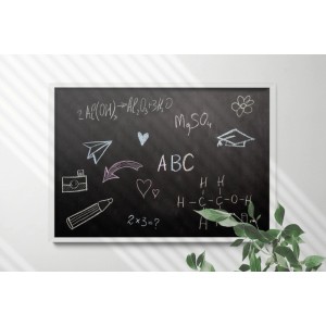 Schwarze Wandkreidetafel 70x50 cm mit weißem Holzrahmen, beschrieben mit ABC, Formeln und kindlichen Zeichnungen. Dekoartikel für Büro, Schule, Zuhause.